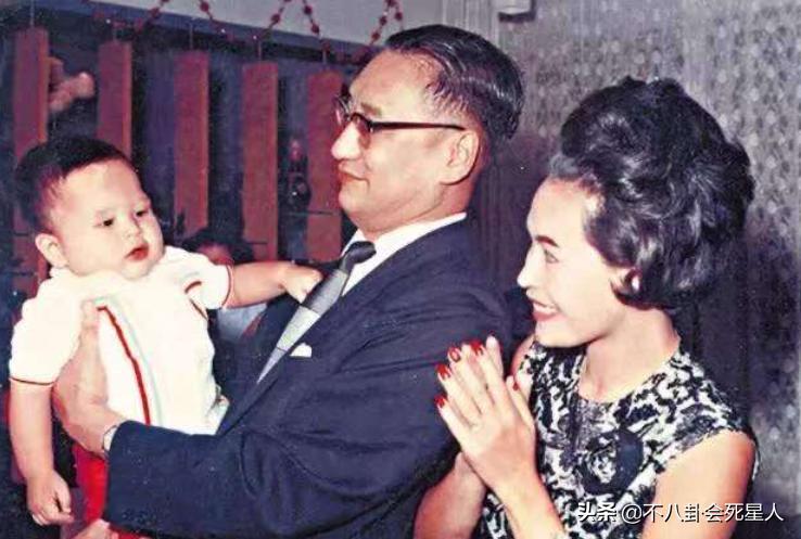 哪个女明星整容脸部变僵硬,整容脸vs自然脸的明星老去