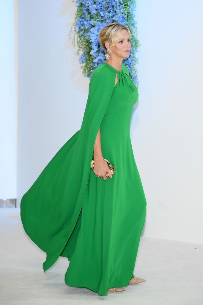 穿斗篷的女人图片大全,王室斗篷图片