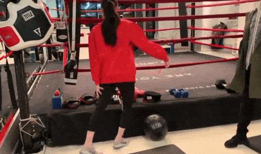 撩汉、乱认爸、男男接吻，这6位明星是没分寸感，还是“耍流氓”