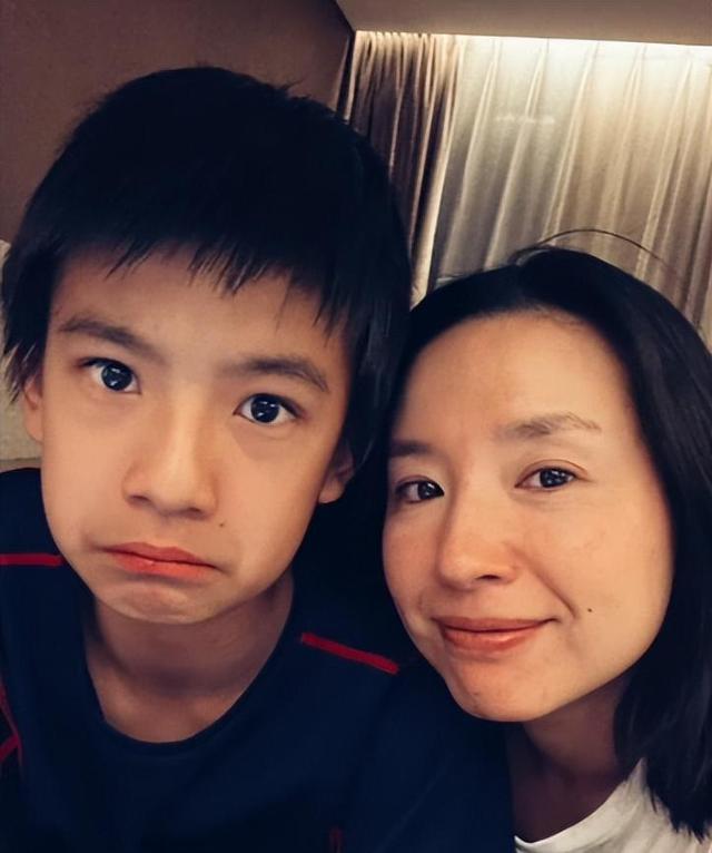 父女“嘴对嘴亲吻”不害臊，以爱的名义满足私欲的行为，该停止了