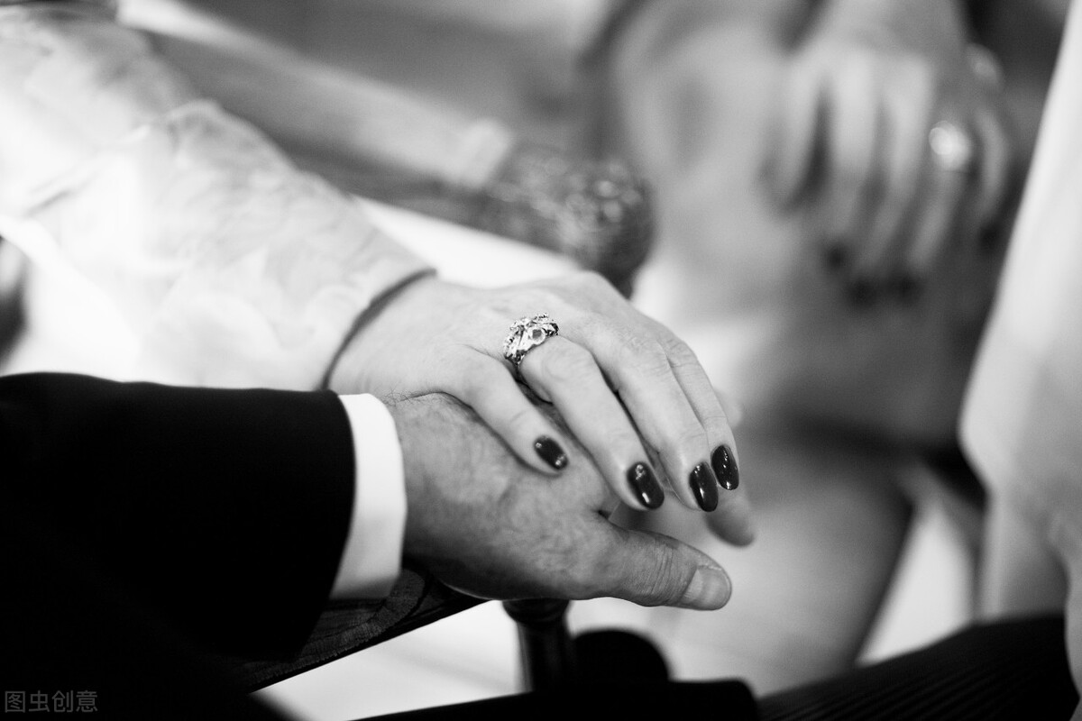 继父把热水袋放进我的被窝，我该如何接受这份让人窒息的“父爱”