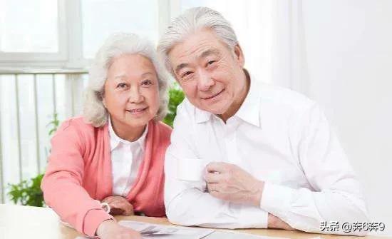 一生最爱是足球，爱我一生是母亲；感恩九旬老母，远离球场绿茵！