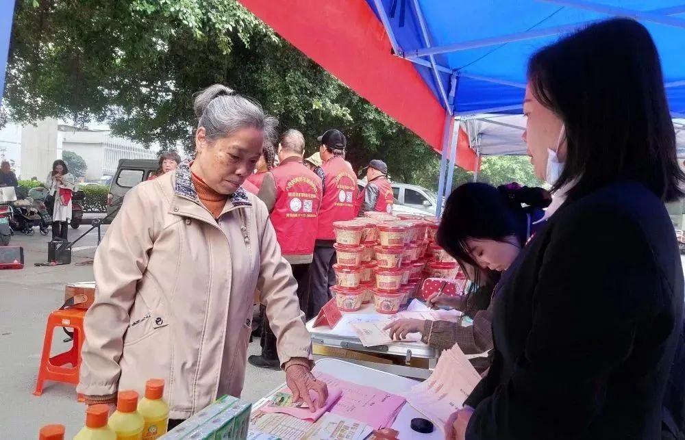“雷锋超市”是卖什么的？