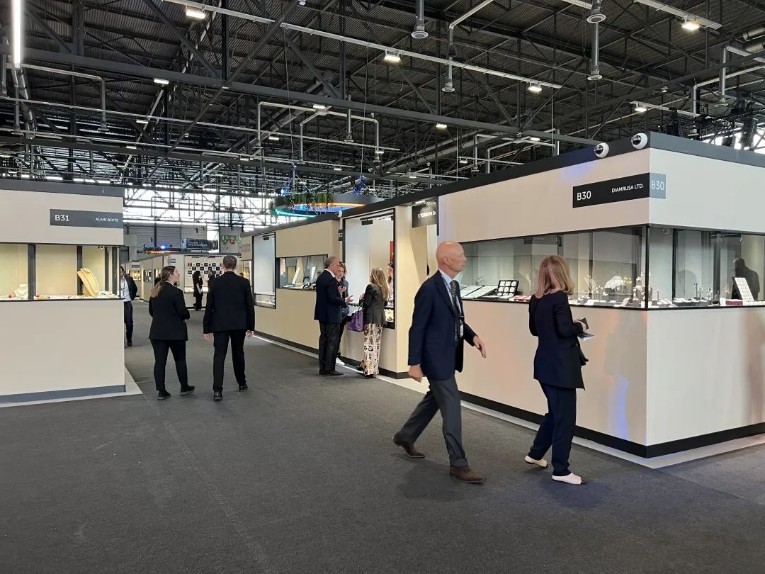 时隔3年又来日内瓦珠宝展大寻宝，竟然还见到了JAR真身！