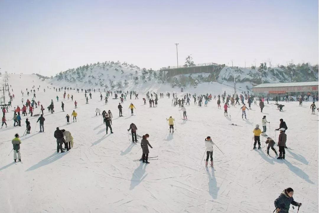 冬奥点燃冰雪热滑雪场迎客流高峰,冬奥点燃冰雪激情