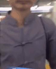 “姑娘，你知道衣服上的字是什么意思吗？”哈哈哈自信的姑娘最美