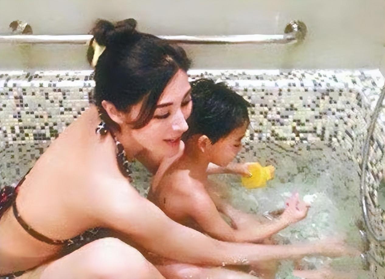 父女“嘴对嘴亲吻”不害臊，以爱的名义满足私欲的行为，该停止了