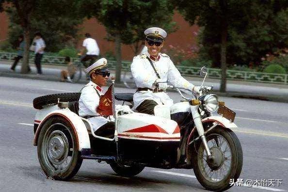 三十多年前的一张老照片,村里第一辆摩托车