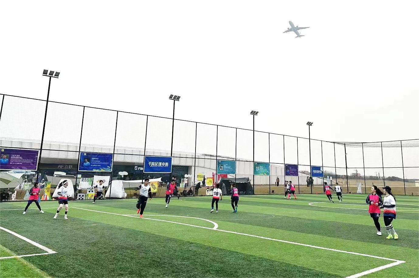 空港体育公园最新打卡,空港体育公园和飞机合影