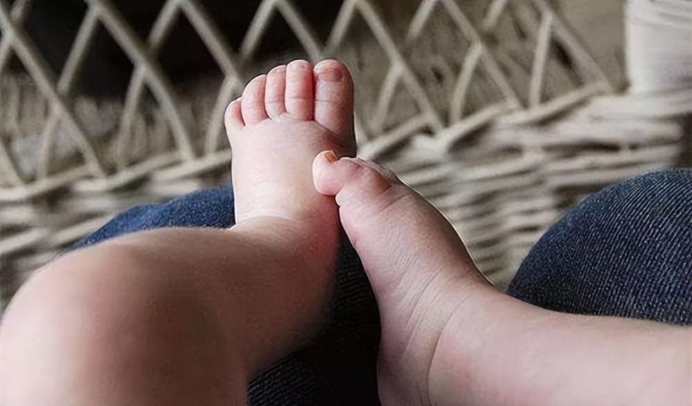 宝宝爱踢被子真的是热吗,孩子老踢被子是真的热吗