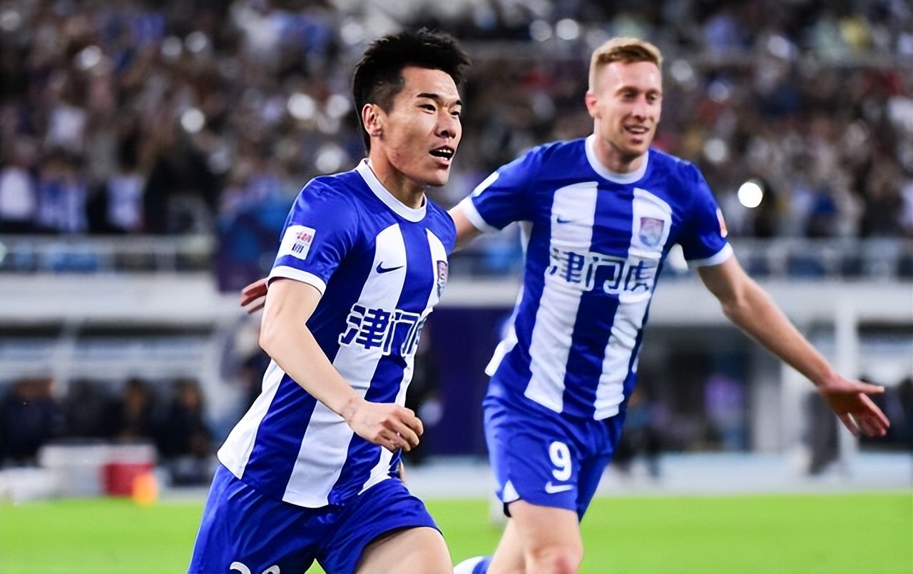 中超天津津门虎队对阵武汉三镇队,中国足球职业联赛在路上