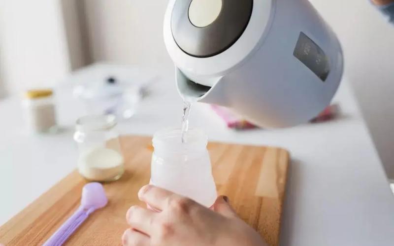 为什么不能用凉白开冲奶粉,为什么不能给宝宝用开水冲泡奶粉