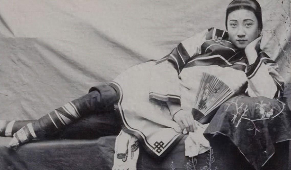 【晚清*楼青**秘影】*楼青**女丰乳肥臀，媚态撩人，风情尽显！