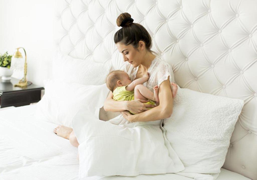 奶水不够怎么能知道宝宝吃饱了,宝宝5个月了奶水不够怎样追奶