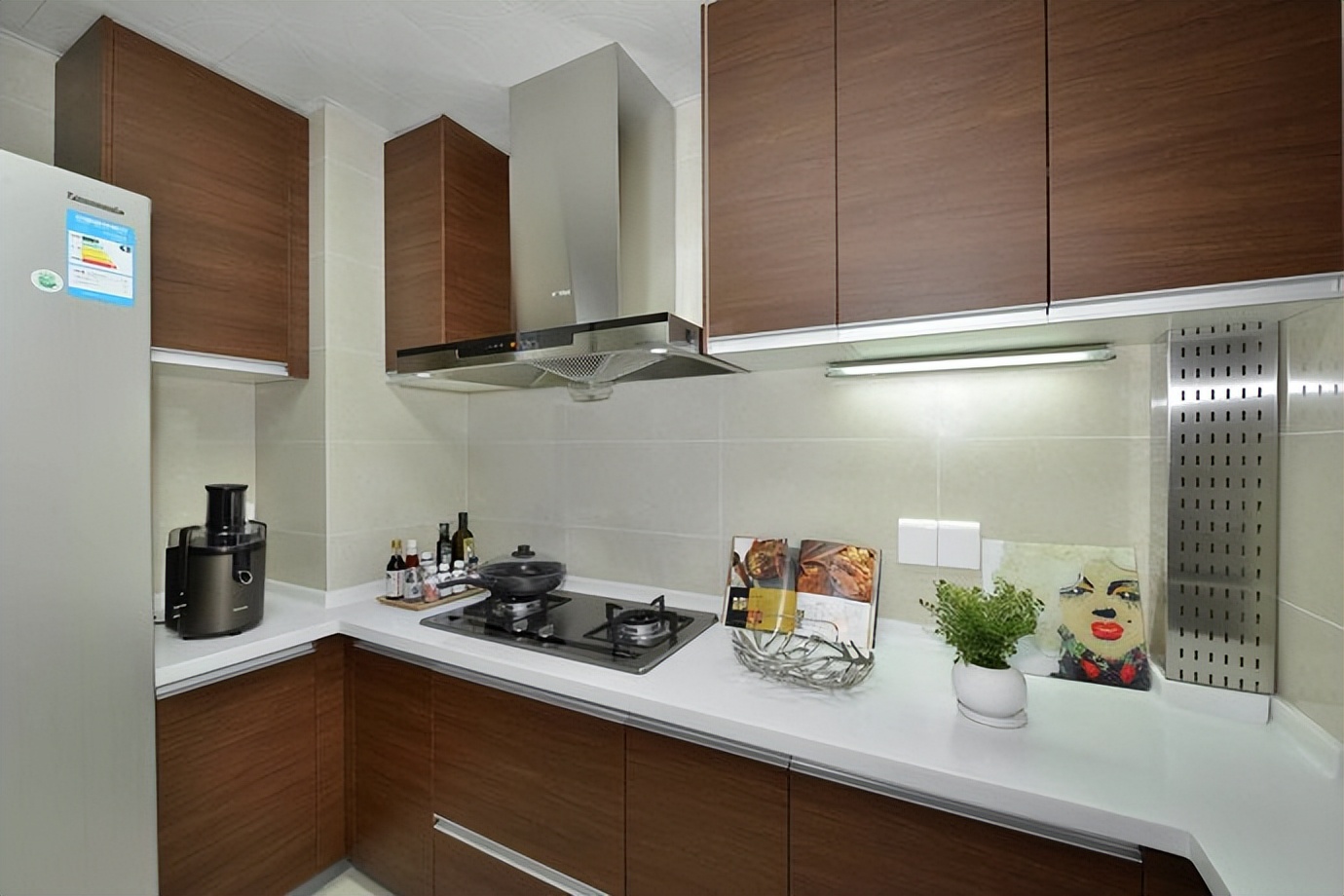 楼上厨房地面干燥但楼下漏水,厨房地面下水管漏水如何维修