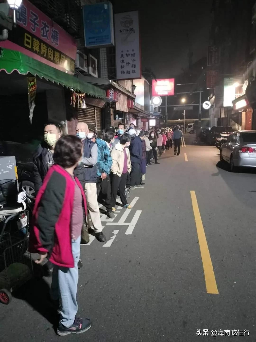 岛内民众排队买鸡蛋,排队买鸡蛋老人