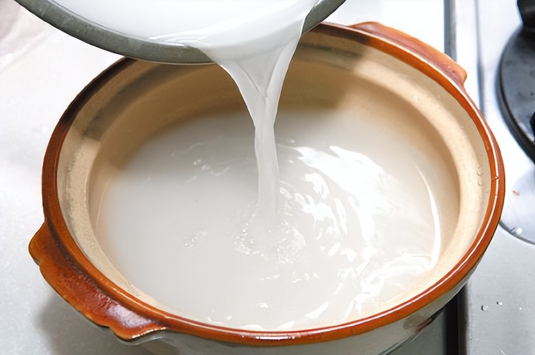 衣服上出现黑点是怎么回事,衣服上有很多小黑点是怎么回事