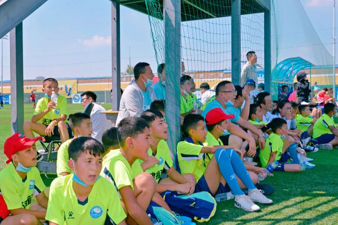“十城带百县”助力乡村振兴|*疆新**和田足球小巴郎感受天津足协外教训练指导现场观战津超赛事