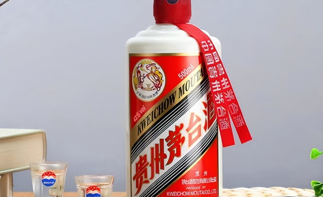 四川3人组团到青岛旅游，点8菜花380块，看到菜品他们偷笑:真实惠