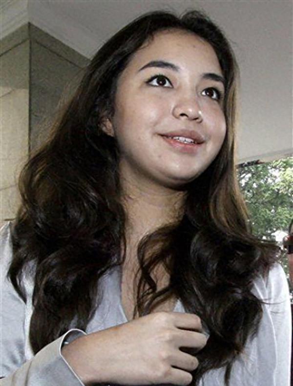 嫩模嫁王子当王妃，却每晚被下药*辱侮**，出逃16张照片*光王曝**子猥琐