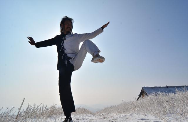 十七年前为了上山寻找真龙的莒城一怪现状如何？