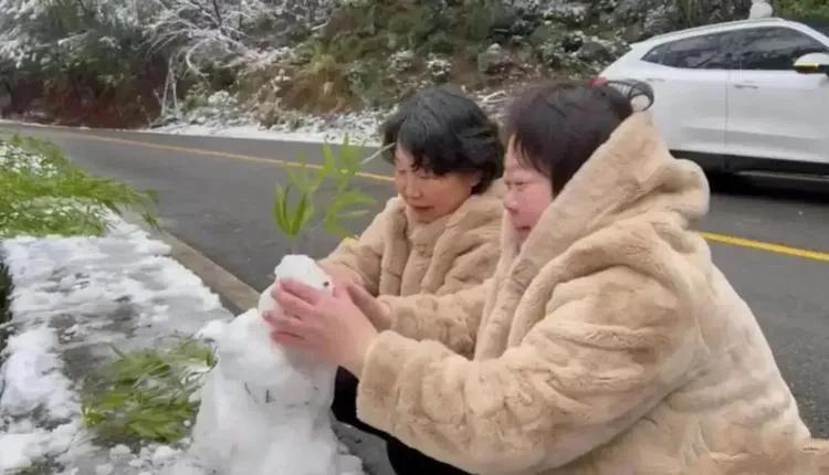 熊妈真是有钱人，穿万元皮草拿高端手机，网友：真的疼爱姚策吗？