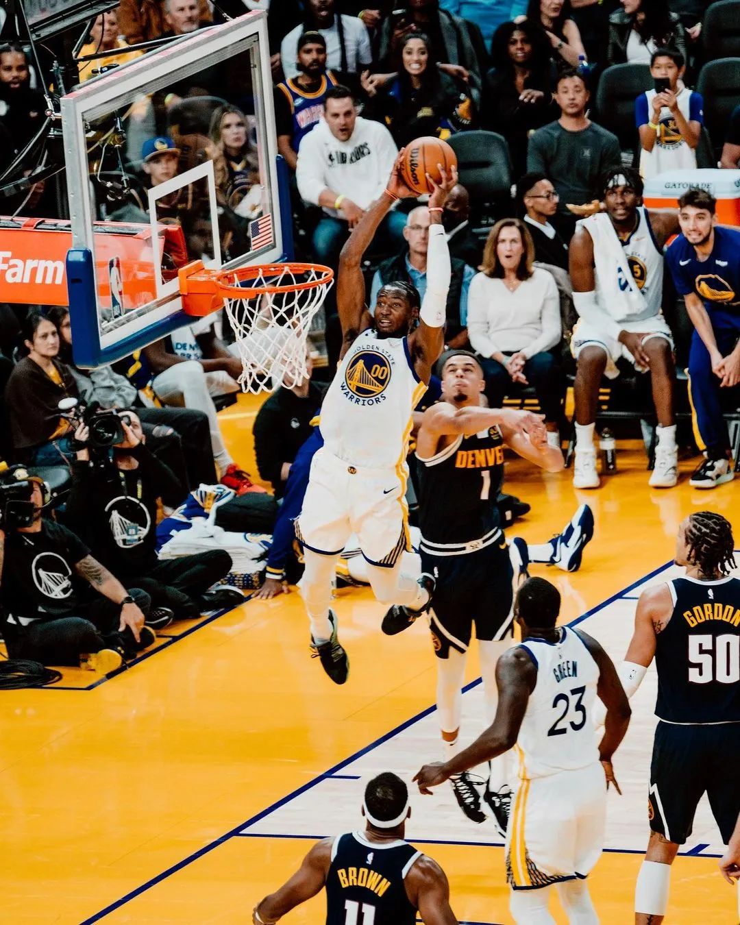 2021湖人打勇士库里最后一球,揭幕战湖人对阵勇士库里