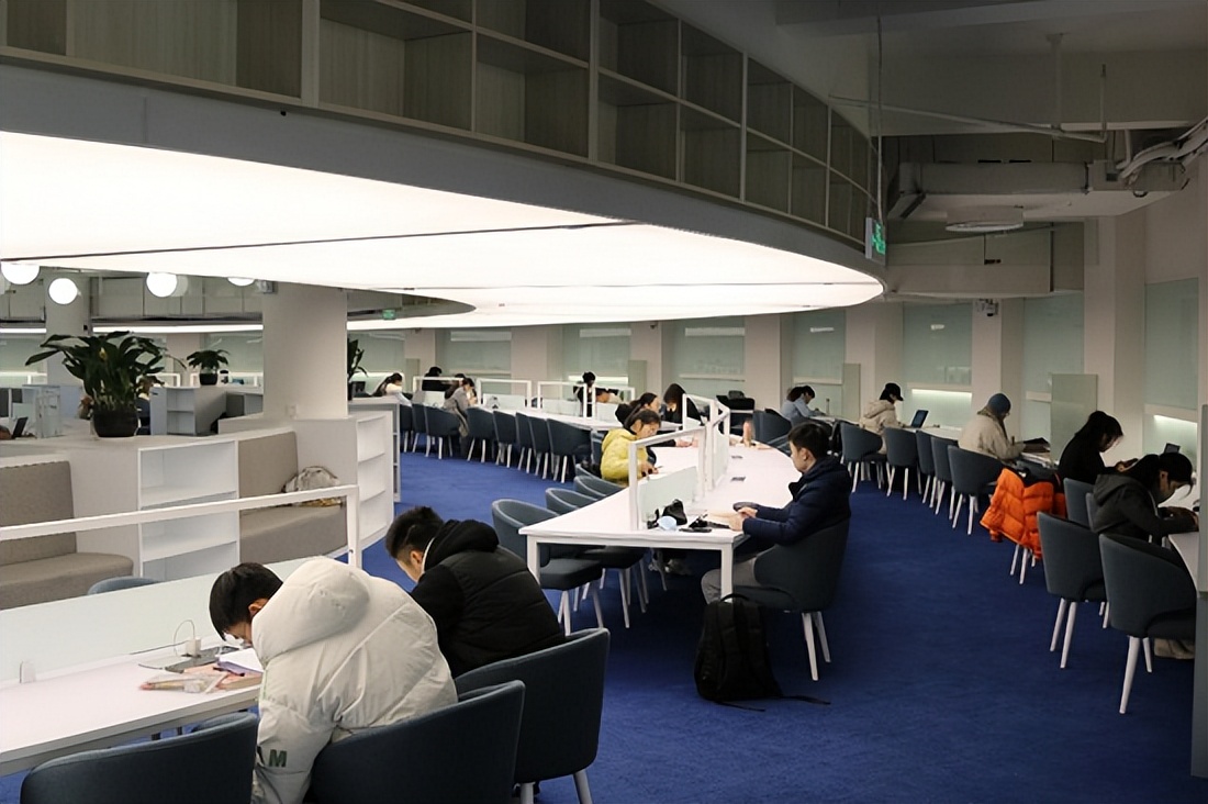 坐拥四大分馆，上海名校“网红地标”惊艳出圈！今天，让我们把“头条”留给它