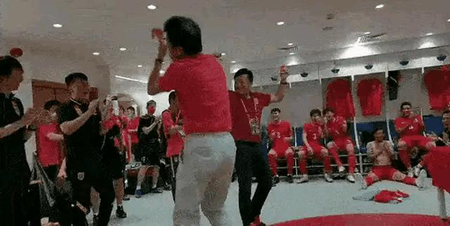 国足新帅或本月确定,官媒谈国足