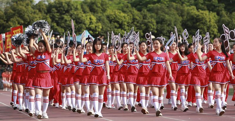 运动会举牌女生惊艳全场红裙子,运动会举牌女孩好惊艳