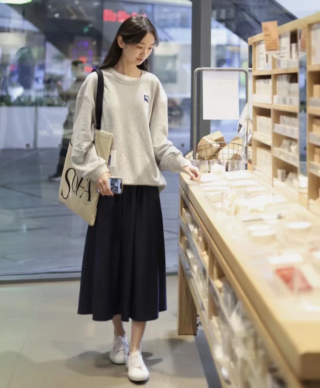 宽松版卫衣搭直筒宽松休闲裤,宽松卫衣怎么搭配裙子才好看