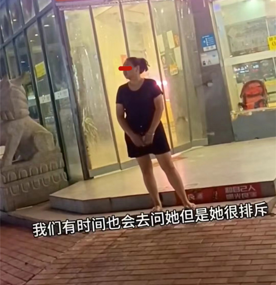 江苏痴情女子每天相同装扮去商场等人，知情人：那个人一直没出现