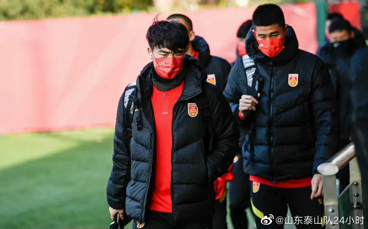 中国国家足球队训练图,利马晒在国家队训练照