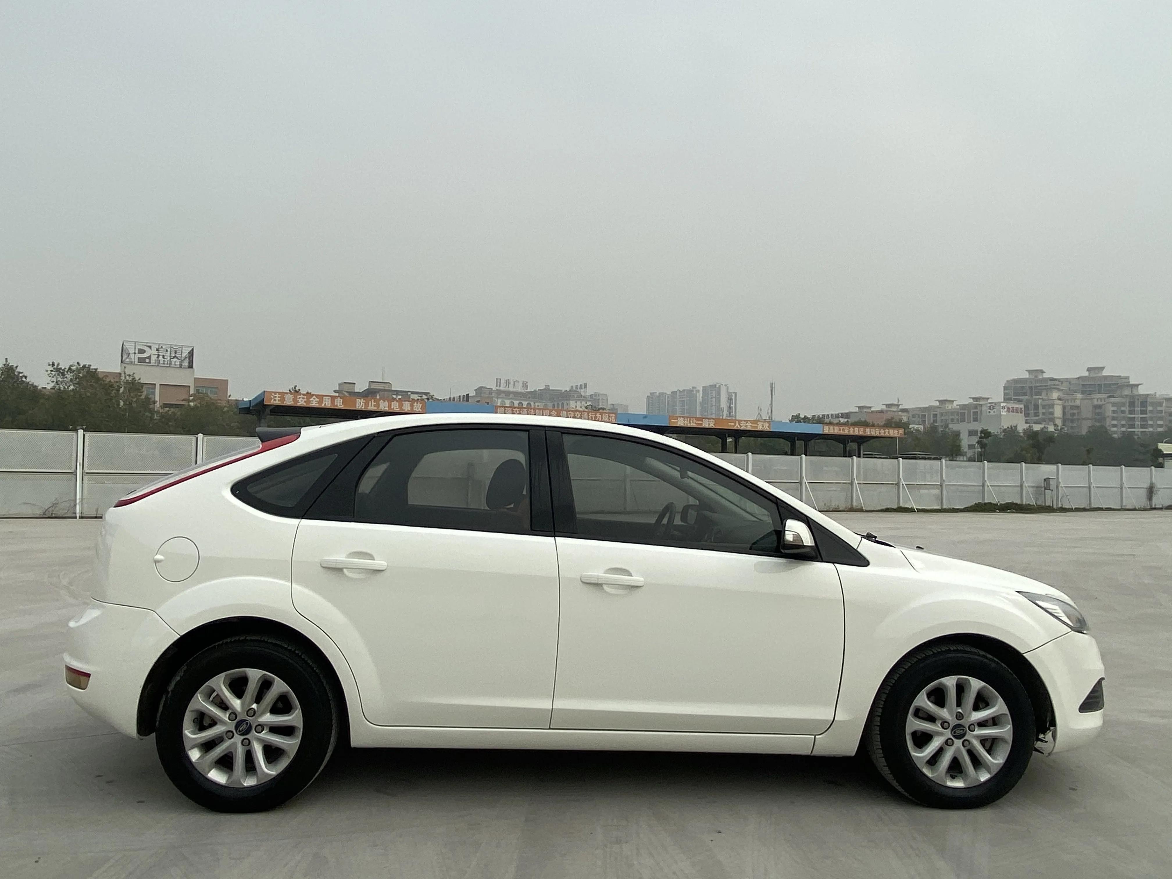 2013款1.6经典福克斯两厢手动二手,福特福克斯2013款两厢1.8t多少钱