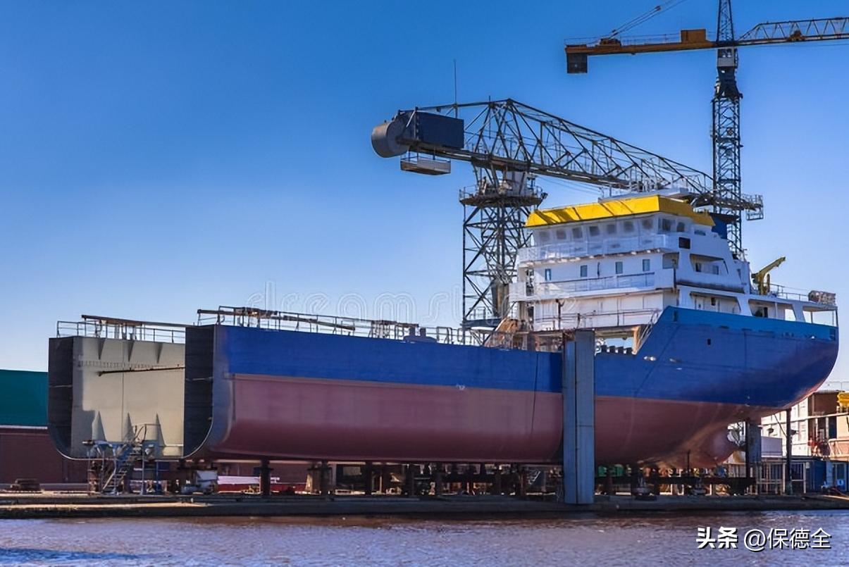 国产首艘大型邮轮离港首次试运营,首艘国产大邮轮今日出坞