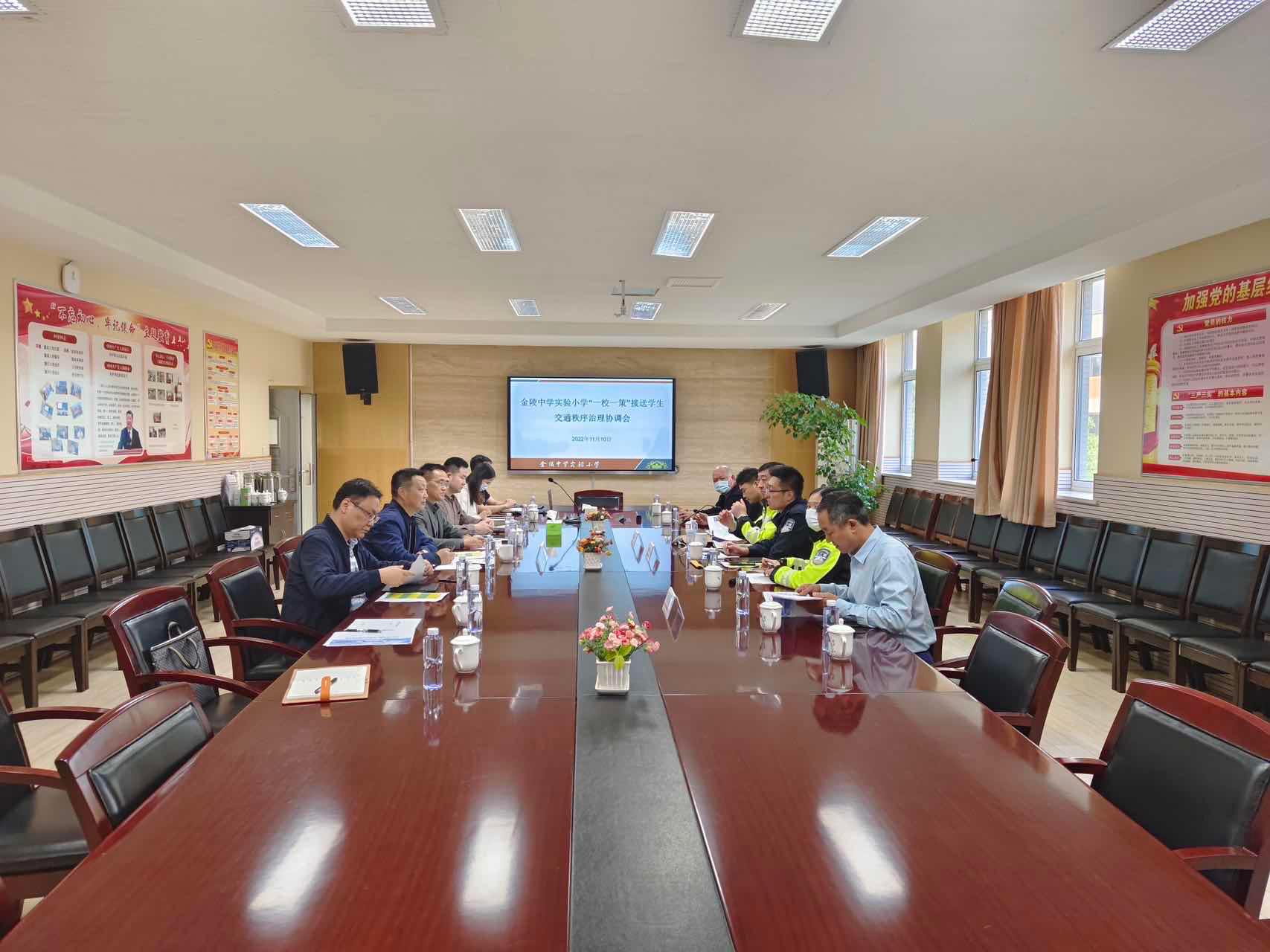 2000多孩子上学更安全有序南京金中实小“一校一策”破解接送学交通秩序难题