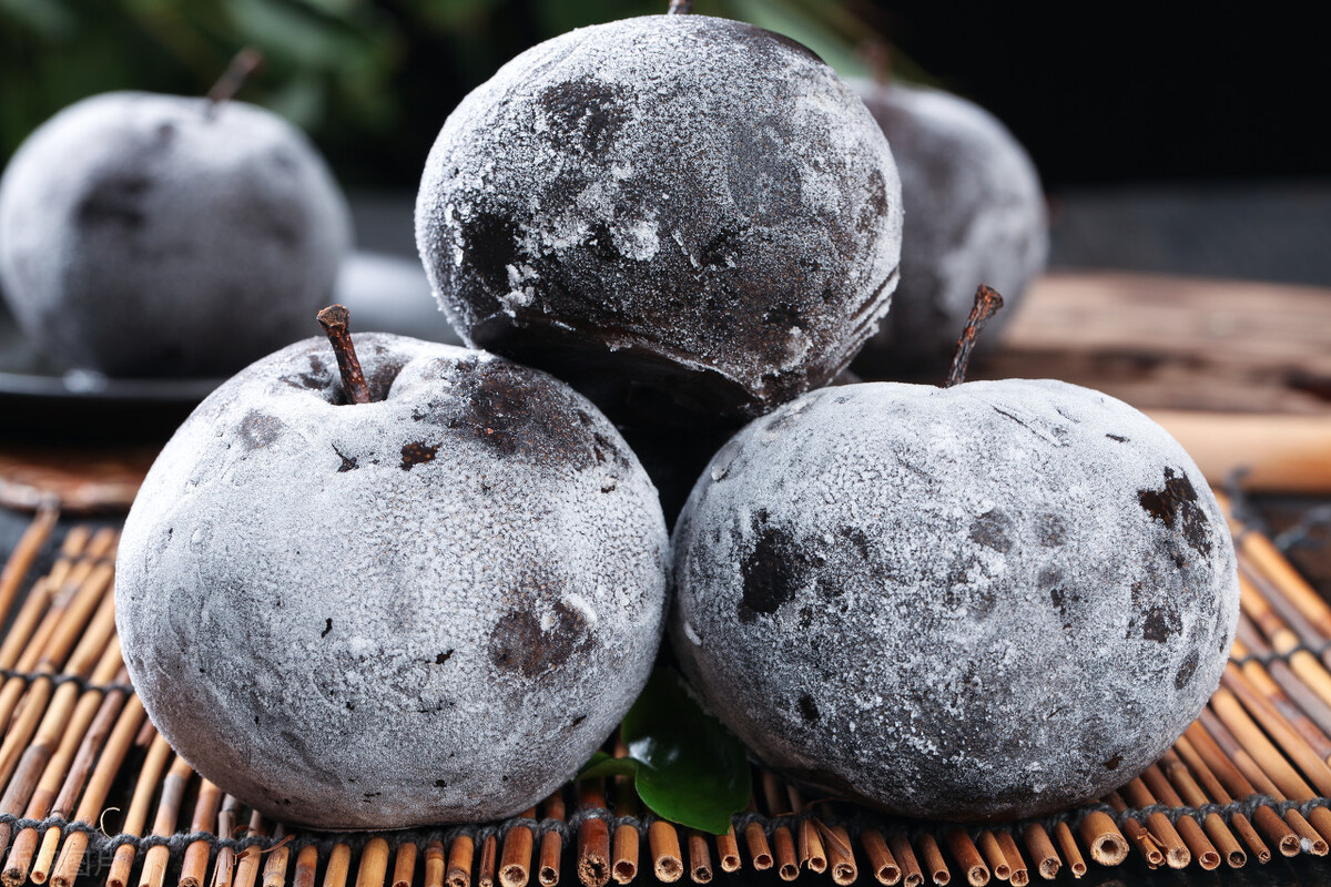 东北冻梨甘甜多汁,冻梨怎么吃有止咳效果