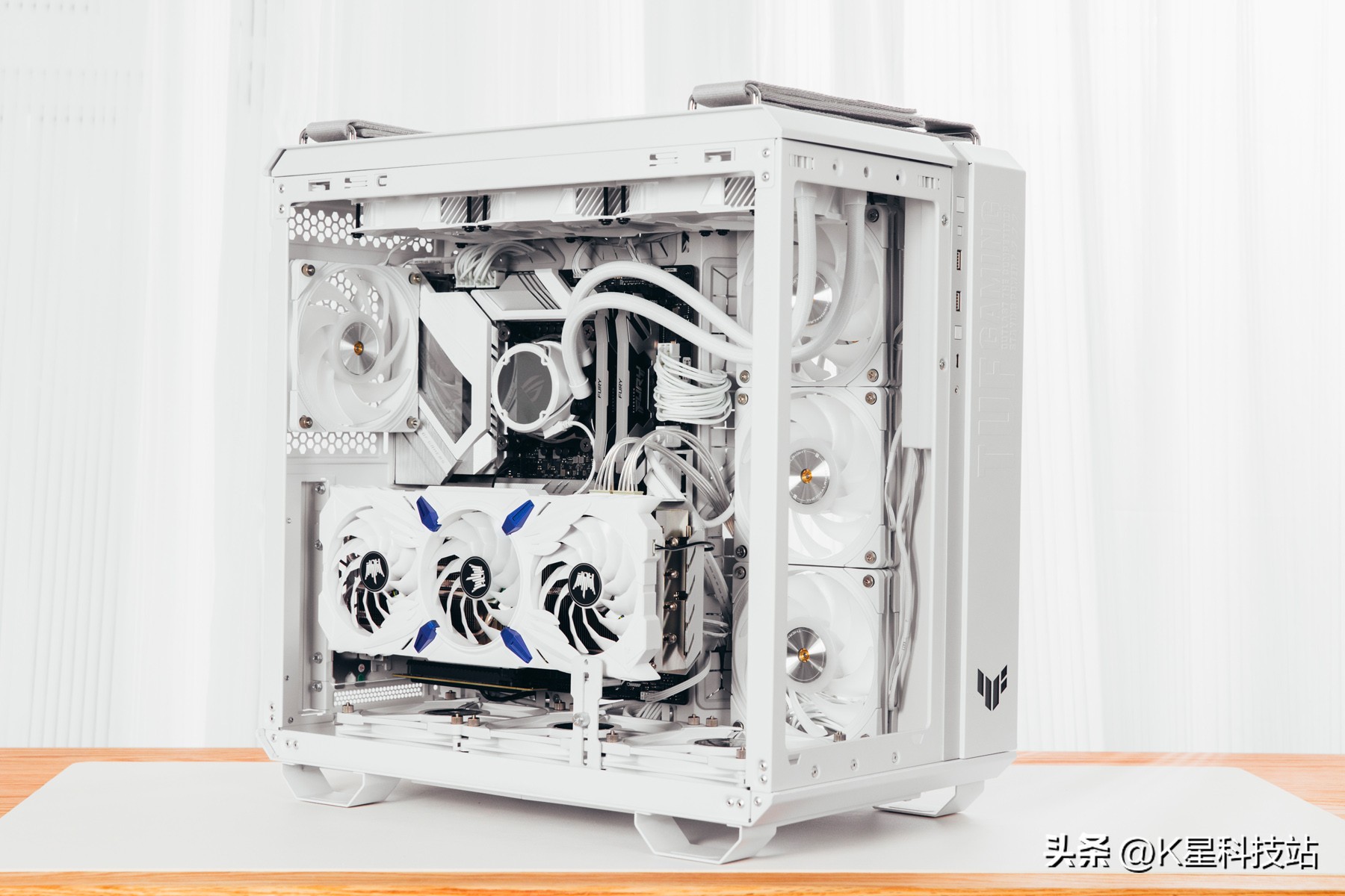 我的桌面我做主，一套平淡无奇白色系生产力+重度娱乐桌面分享