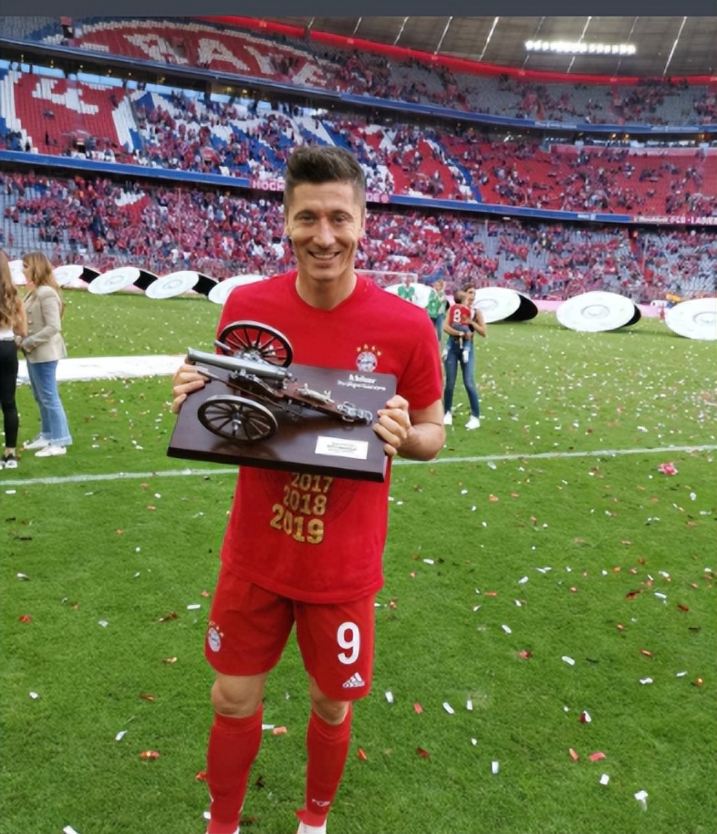 两位锋霸的故事，一个还在场上驰骋，一个坐在了教练席