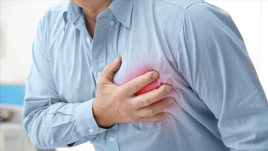 左胸口隐隐作痛一阵阵刺痛几秒,左胸老是刺痛几秒是心脏病吗