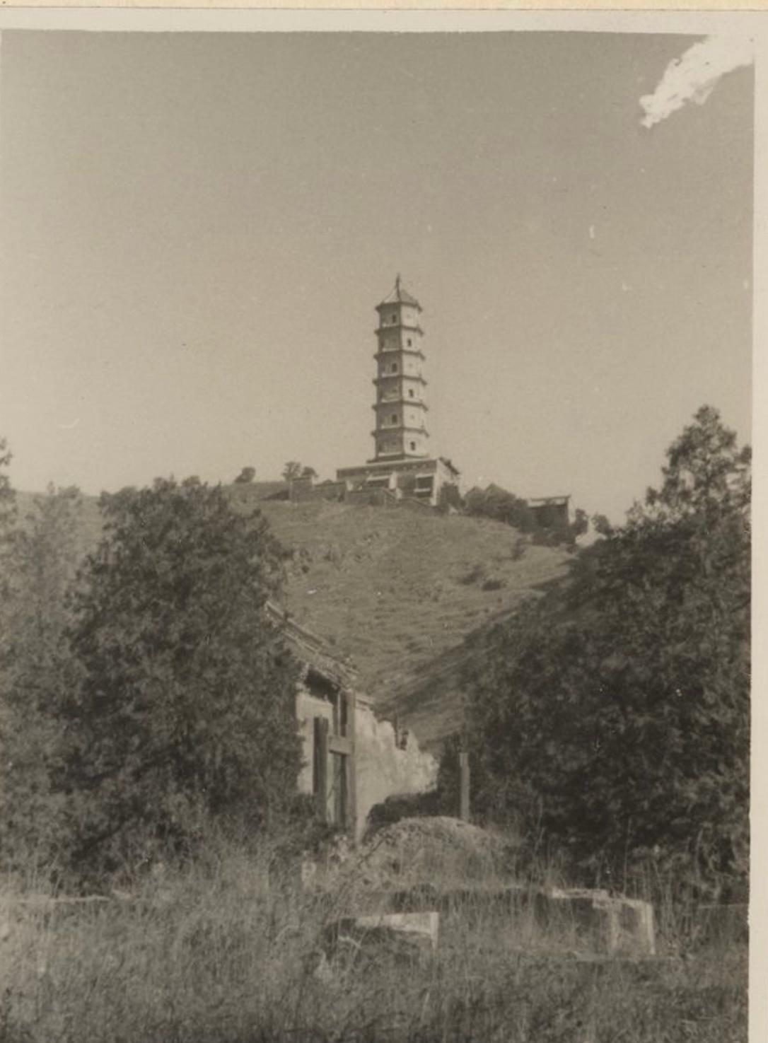 侵华日军残酷*行暴**，女子为活命脱下衣服让日本人拍摄，*辱侮**至死