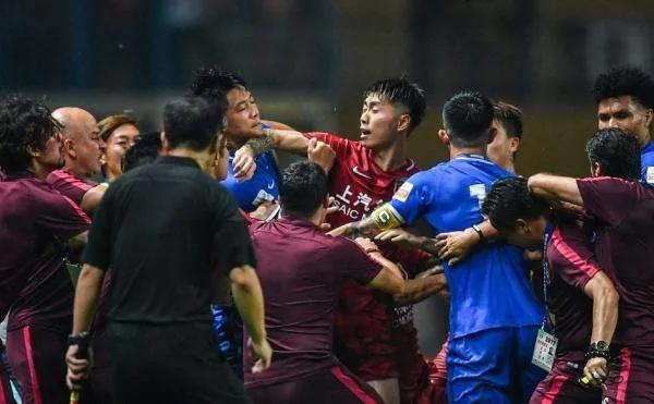 “十四亿人口找不出十一个踢足球的”数据带你戳破最滑稽的笑话