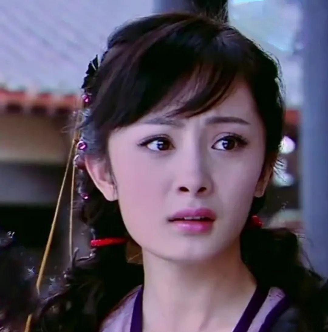 杨幂小时候瓜子脸长大变方脸,杨幂小时候旧照秒杀其他女明星