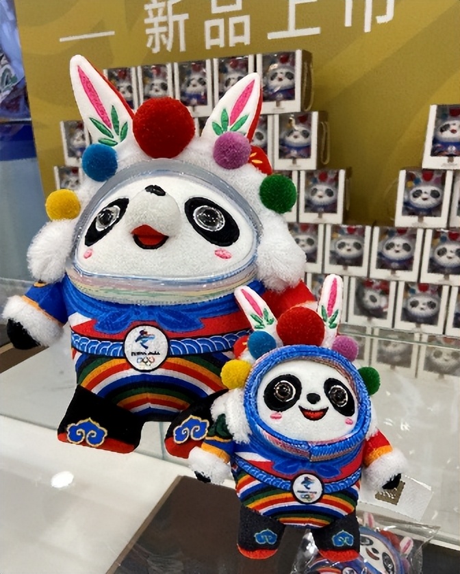 冰墩墩“顶流换装”“兔墩墩”王者归来