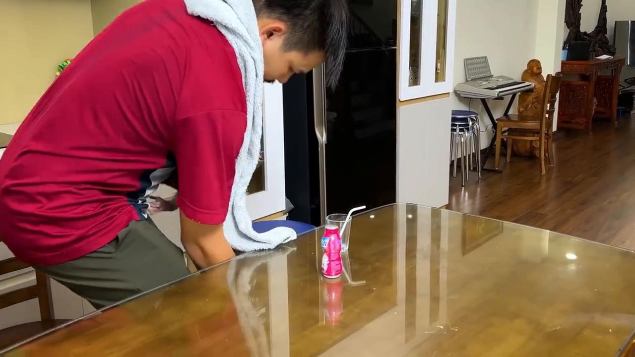 小猴子被突如其来的状况吓到了,小猴子生病太严重了