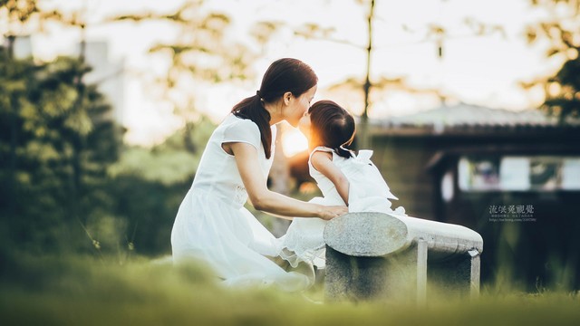 小孩给妈妈用一元买了戒指,孩子给妈妈小卖部买戒指