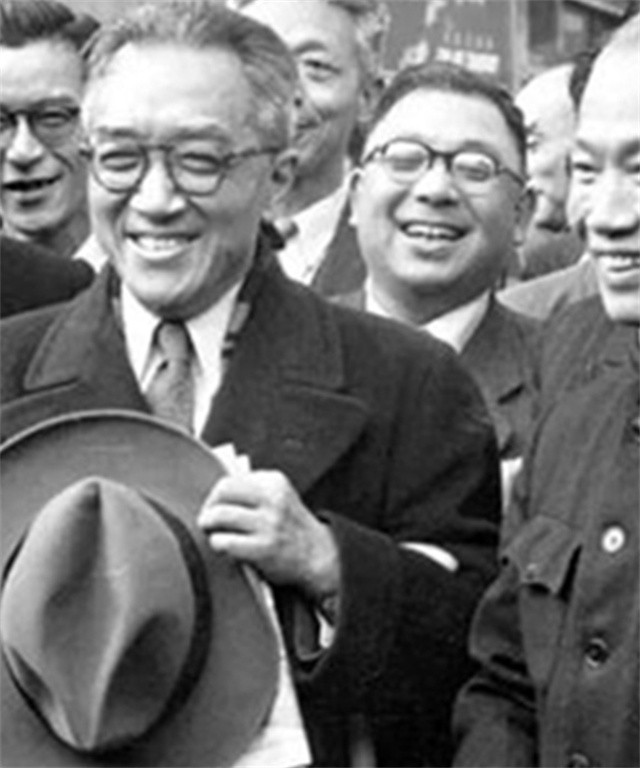 毛主席发表《蝶恋花》，胡适读完后评价：真肉麻，没有一句是通的