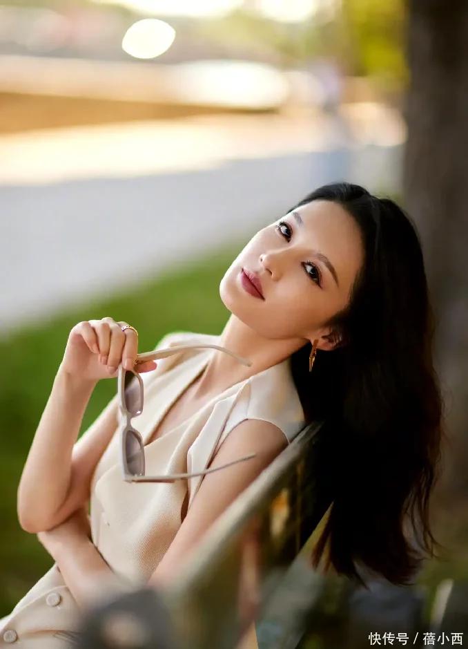 李沁时尚复古呈现清爽夏日午后,李沁现身北京机场穿粉色套装