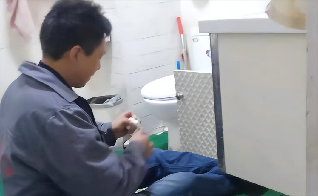 单亲妈妈深夜发来视频，竟邀我到她家修水管，不料却惹祸上身