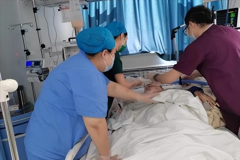 危急时刻97岁老人在icu的重生之旅,沈阳70岁老人被救助